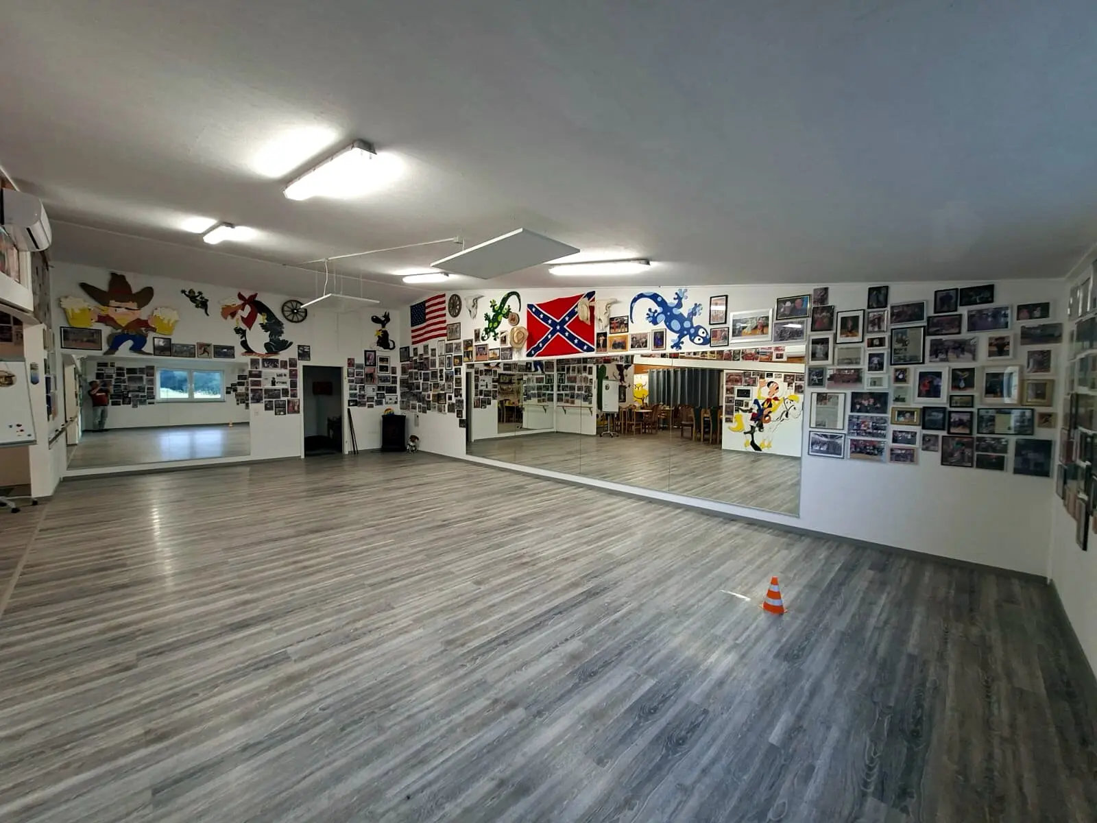 Großzügiger Tanzsaal von Friends4Westerndance mit Spiegelwand und freier Tanzfläche